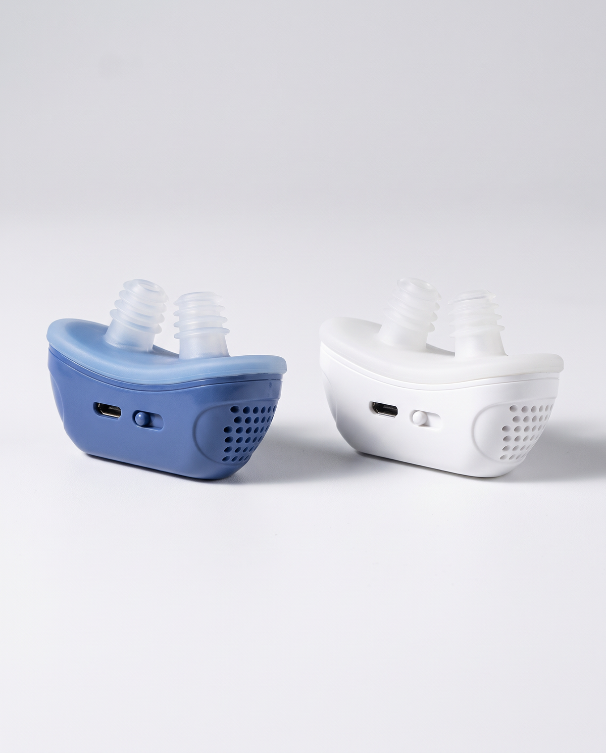 SleepZenza Anti-Snurk Neusclip, blauw en wit naast elkaar